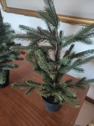 Due alberi di Natale artificiali