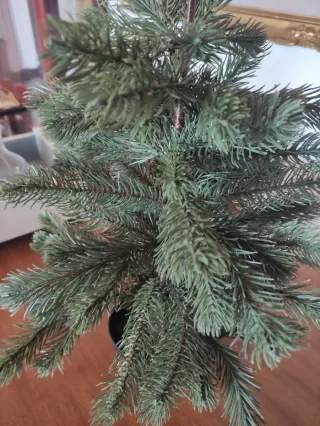 Due alberi di Natale artificiali