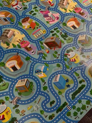 Alfombra de juego infantil con carreteras