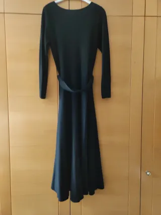Vestido de punto negro con cinturón
