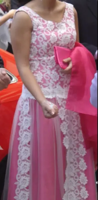 Vestido de fiesta rosa y blanco