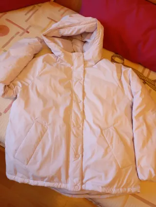 Trenca acolchada con capucha color lila muy claro