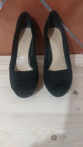 Zapatos de tacón negros peep toe