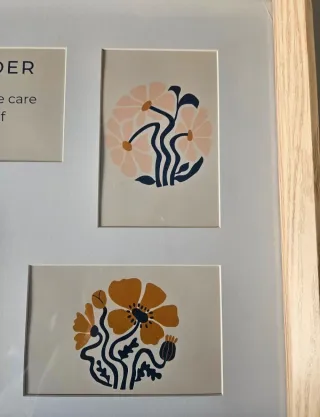 Marco de madera con láminas decorativas