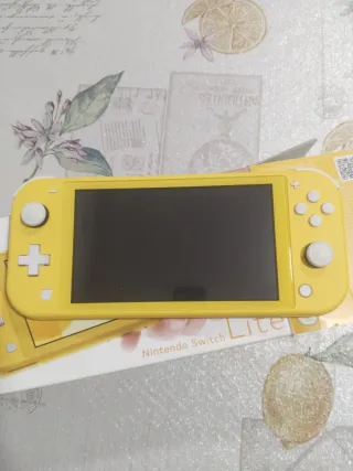 Nintendo Switch Lite Amarillo casi sin usar