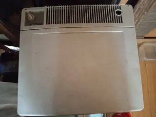 Nevera portátil azul y blanca