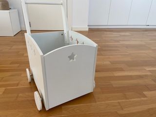 Carrello in legno bianco per giocattoli