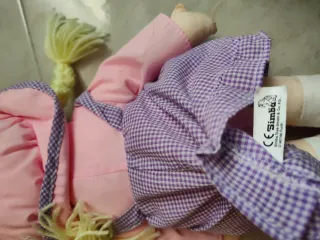 Muñeca de peluche con vestido a cuadros