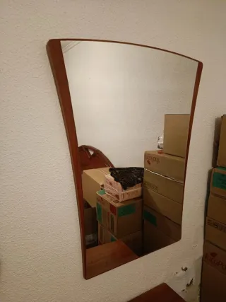 Cómoda y espejo de madera