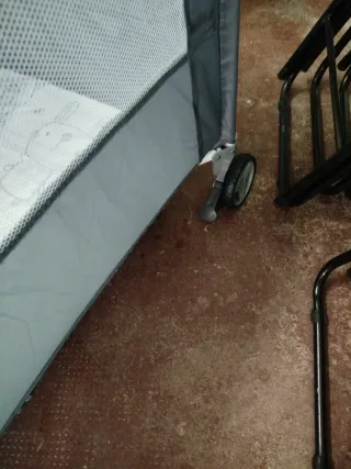 Cuna de viaje gris con estrellas