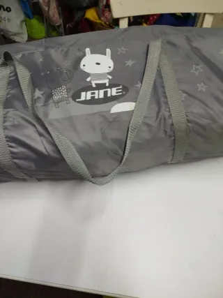 Cuna de viaje gris con estrellas