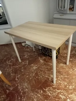 Mesa de madera y metal con dos alturas.