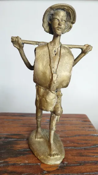 Escultura africana de bronce, 24 cm. 1,1 kg.