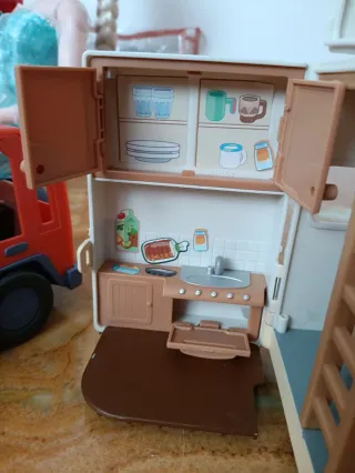 Coche de juguete rojo con surf más la caravana