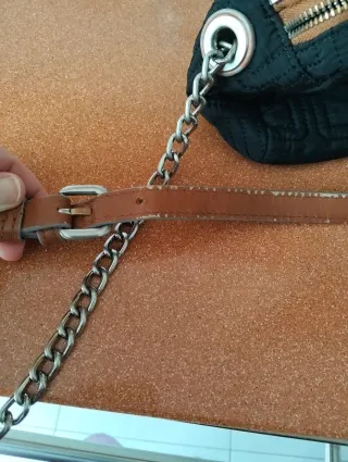 Bolso negro acolchado