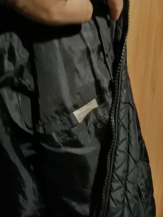 Abrigo acolchado moderno negro