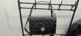 Borsetta nera con cuori e catena dorata