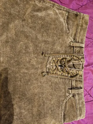 Falda marrón con cordones, tejido pana.