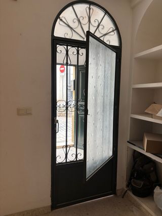 Puerta Hierro con Arco y Cristal