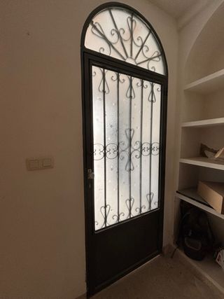Puerta Hierro con Arco y Cristal