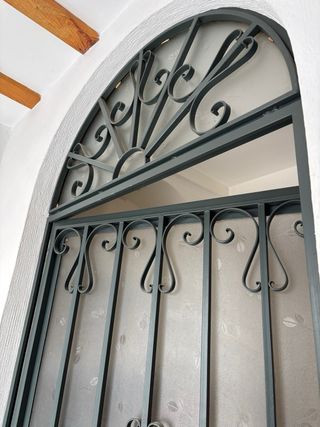 Puerta Hierro con Arco y Cristal