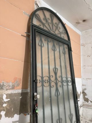 Puerta Hierro con Arco y Cristal