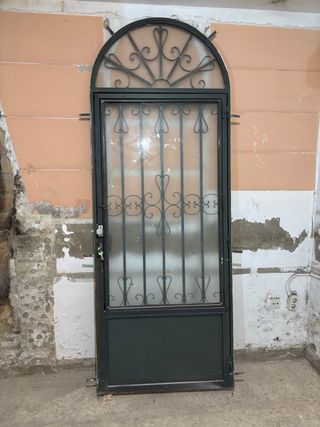 Puerta Hierro con Arco y Cristal