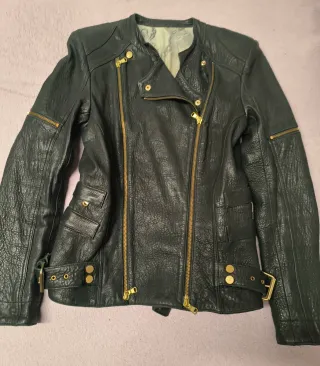 Cazadora de cuero negra