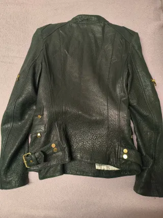 Cazadora de cuero negra