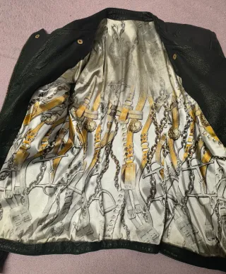 Cazadora de cuero negra