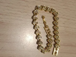 Pulsera oro corazones brillantes