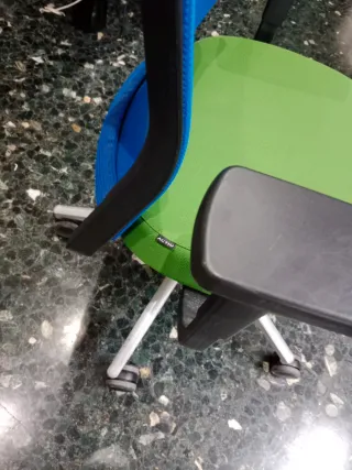 Silla de oficina azul y verde
