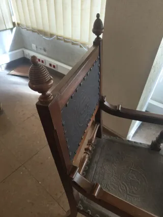 Silla antigua de madera y cuero