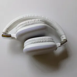 Auriculares blancos con luces LED