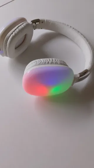 Auriculares blancos con luces LED