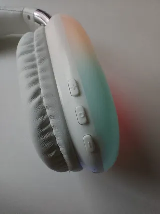 Auriculares blancos con luces LED