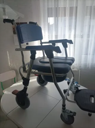 Silla de ducha con ruedas y cesta