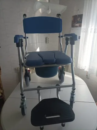 Silla de ducha con ruedas y cesta