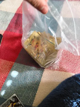 Bolsa con cartas Pokémon doradas