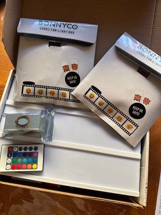 Caja de luz para fiestas con letras y emojis