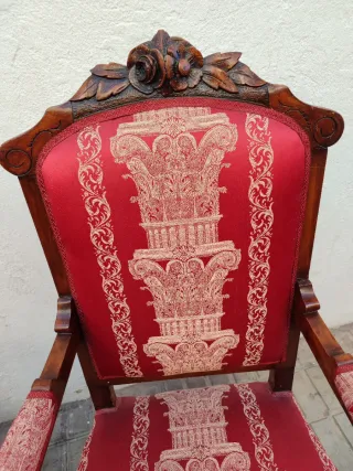 Dos sillones antiguos de madera y tela