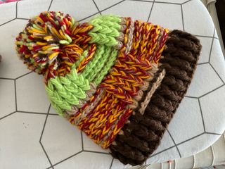 Gorro tejido multicolor con pompón