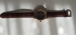 Reloj de pulsera marrón y dorado