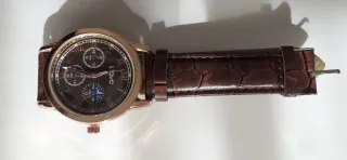 Reloj de pulsera marrón y dorado