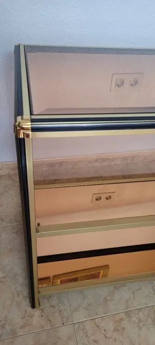 Mesa auxiliar metal dorado y cristal