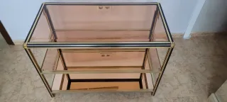 Mesa auxiliar metal dorado y cristal