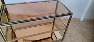 Mesa auxiliar metal dorado y cristal