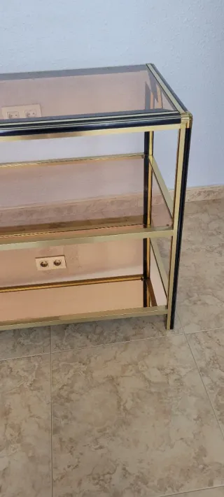 Mesa auxiliar metal dorado y cristal