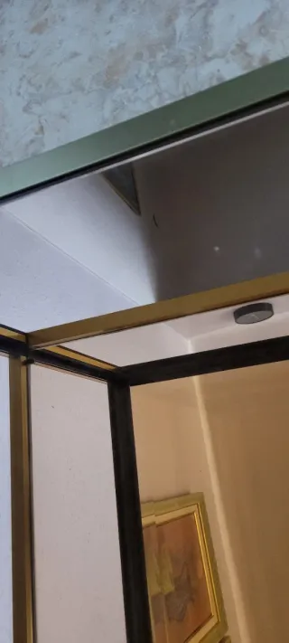 Mesa auxiliar metal dorado y cristal