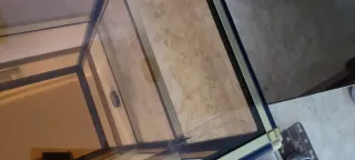 Mesa auxiliar metal dorado y cristal